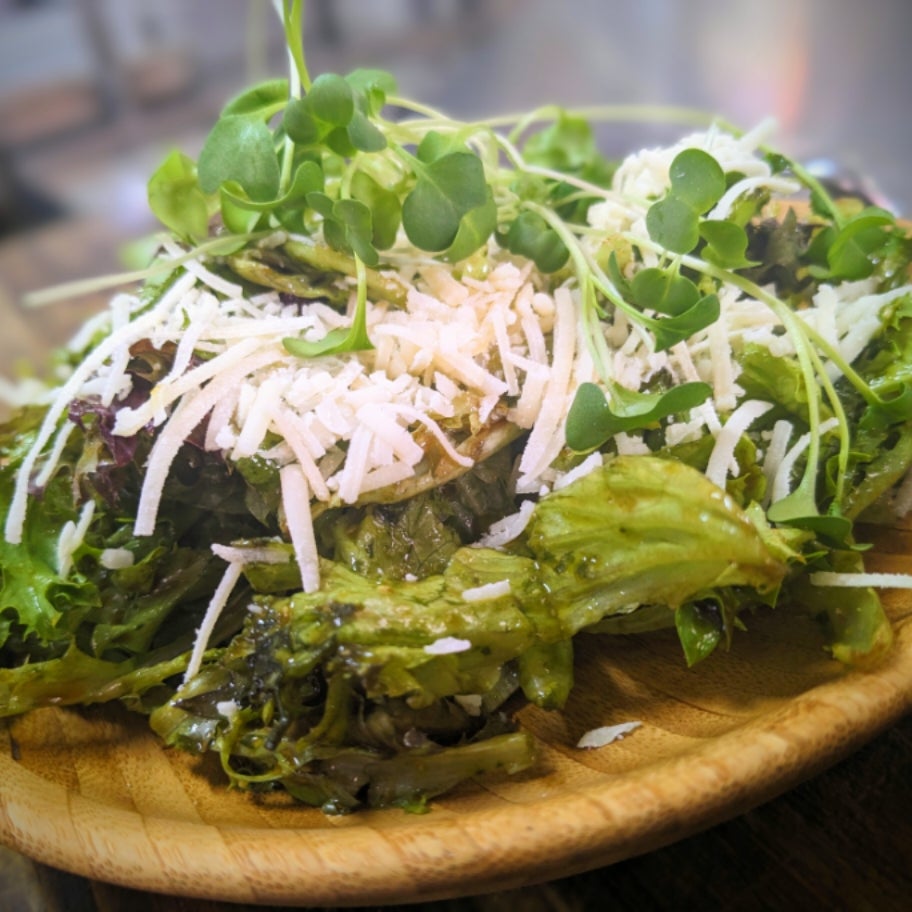Salade verte au pesto et parmesan
